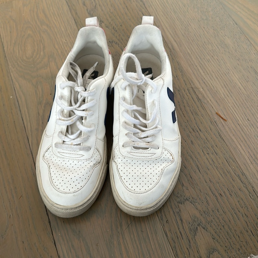 BOYS WHITE AND NAVY V-10 VEJA SNEAKERS - 6US